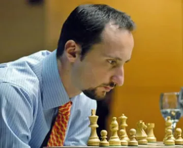 Веско Топалов бие, настигна Крамник