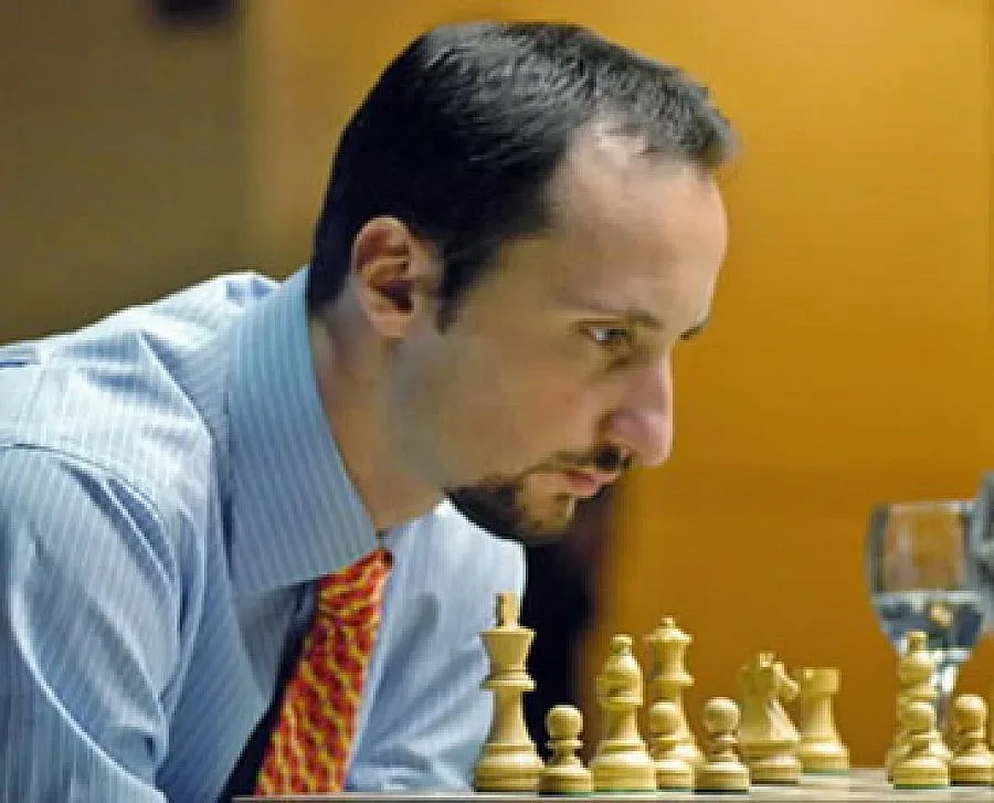 Веско Топалов бие, настигна Крамник