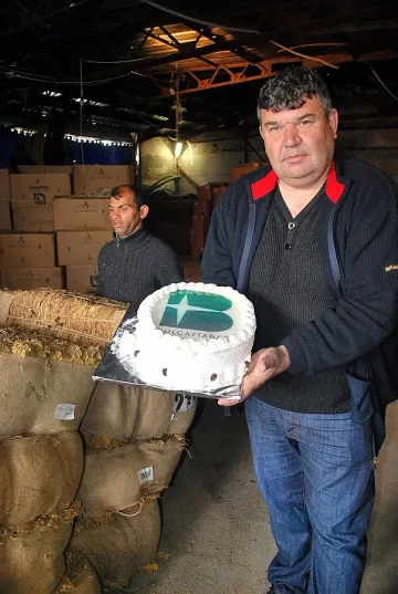 Тютюнопроизводител почерпи с торта изкупвачите на Булгартабак