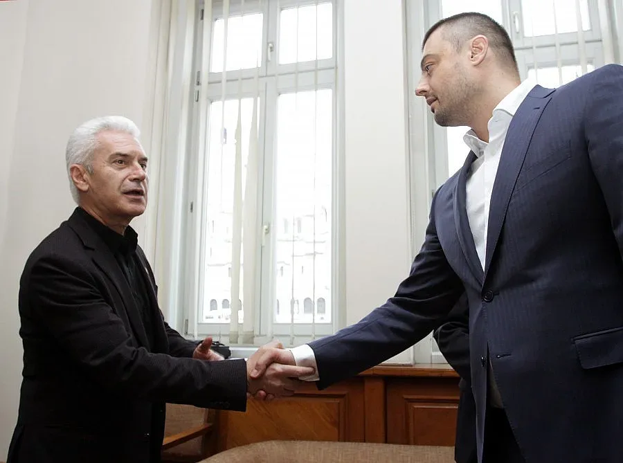 Бареков и Сидеров на символично кафе по телефона