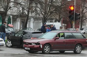 Ударена кола помете четирима на спирка