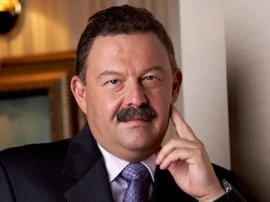 Цонев дирижира горещи теми по БНТ 