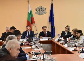 Правят Национална индустриална стратегия, заедно с Еврокомисията и бизнеса
