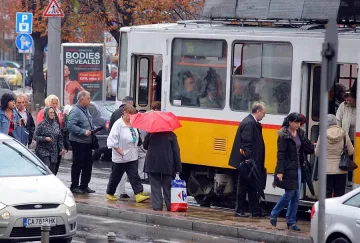 Кола блъсна четирима на трамвайна спирка