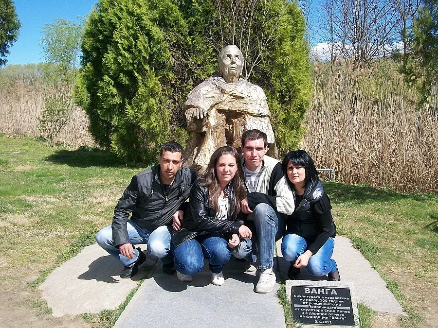 Целуват лика на Ванга като икона