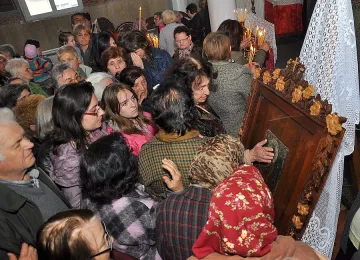 Стотици се поклониха на зазиданата икона в Монтана