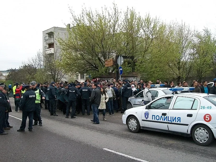 Бежанци блокираха Е-80 след визитата на комисар Малстрьом