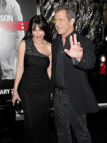 Мел Гибсън съди Оксана