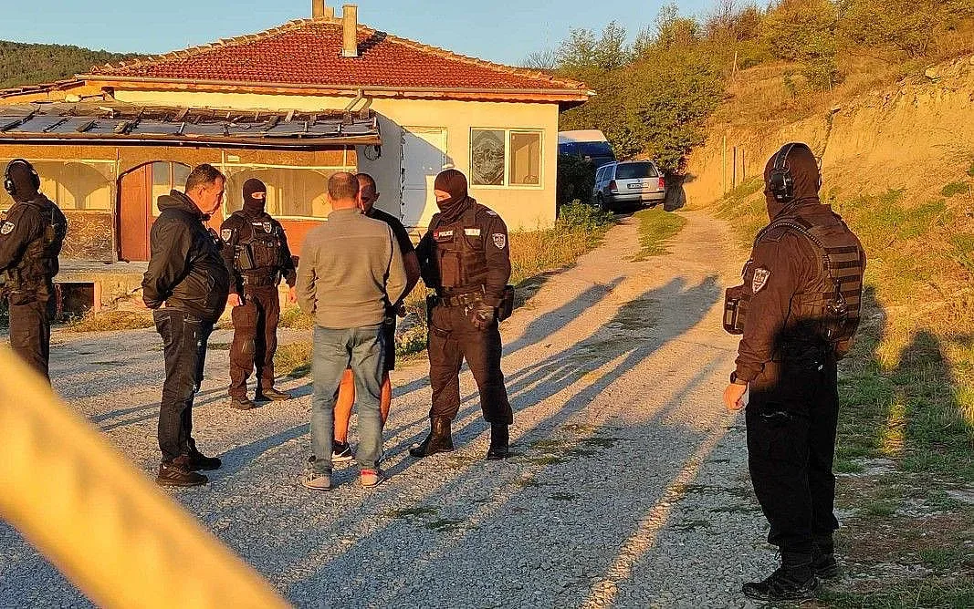 Удар на полицията в голям наш град! Има арестувани