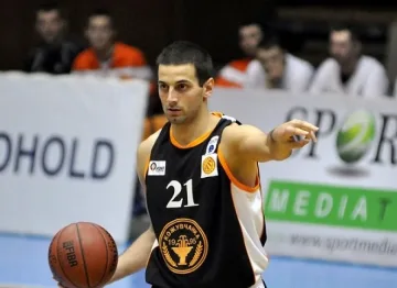 Лилов изригна с 33 т.