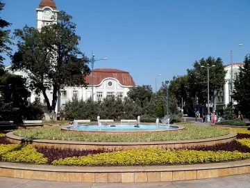 Пиян строши банкомат, глътнал му картата