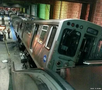 Влак дерайлира в Чикаго, десетки са ранени