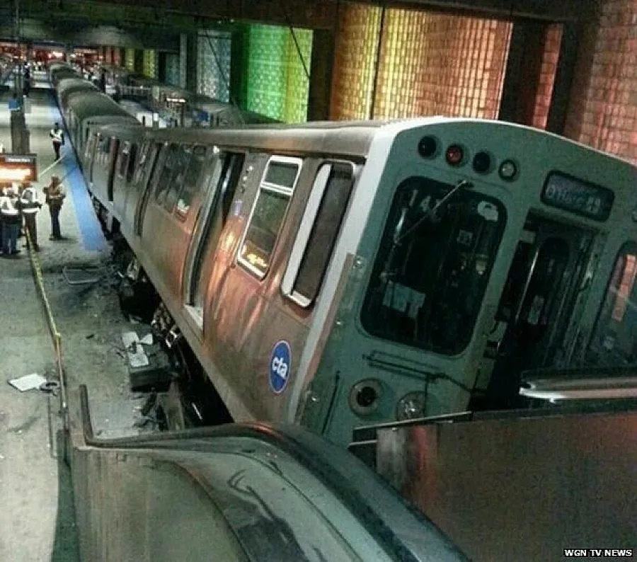 Влак дерайлира в Чикаго, десетки са ранени