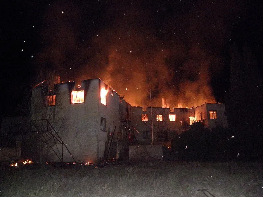 Пожар изпепели училище в Стоб