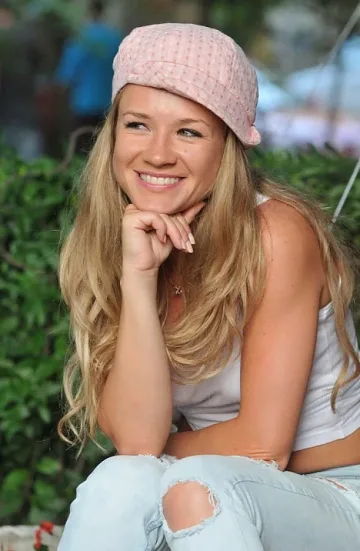 Лора Караджова: Живея си живота, но слушам и татко