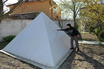 Учителка лекува с енергийна пирамида