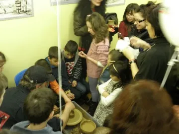 Деца ваяха гърнета от глина в НИМ