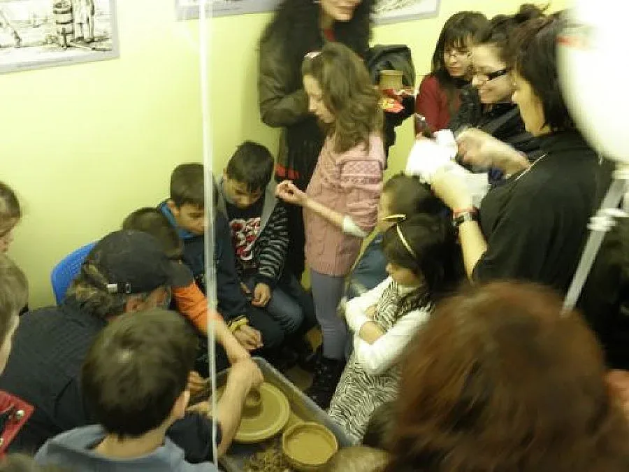 Деца ваяха гърнета от глина в НИМ