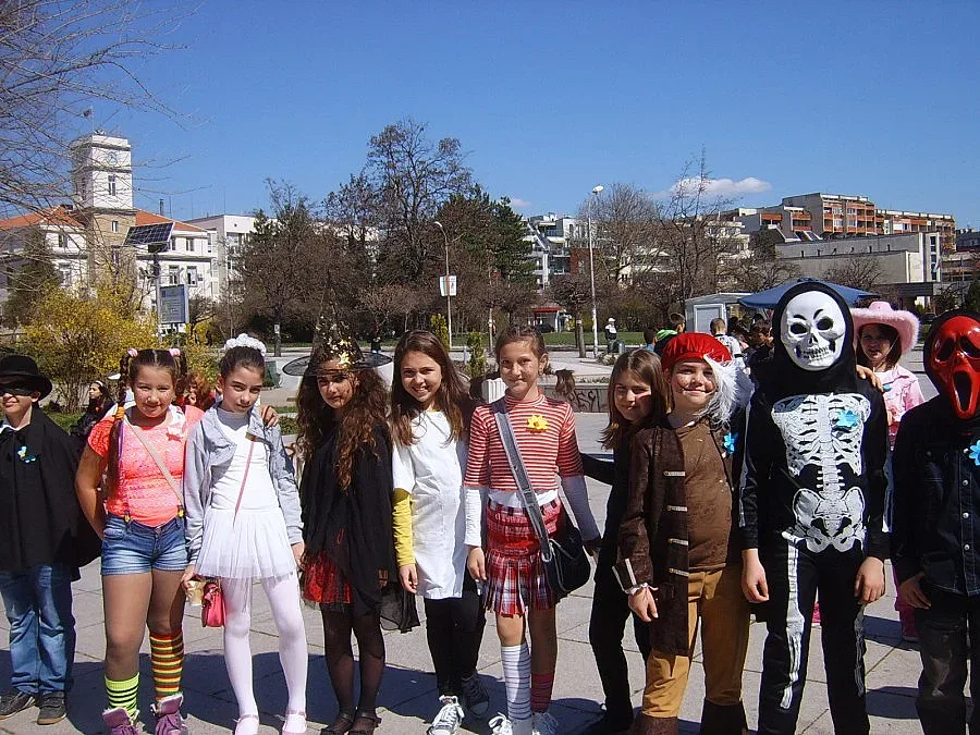 Децата на Кърджали посрещнаха пролетта с карнавал