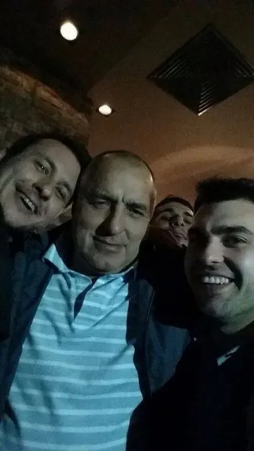 Бойко пусна селфи с млади гербери