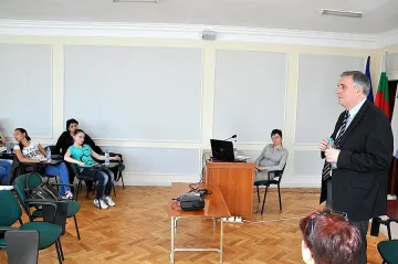 Калфин иска работата в училище да се брои за трудов стаж