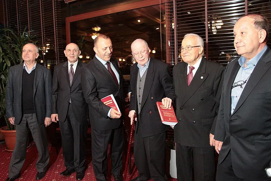 Опашка за автографи пред Любен Гоцев