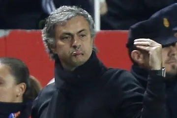 Моу захапа Венгер преди мач №1000