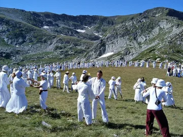 Милиони в танца на Дънов