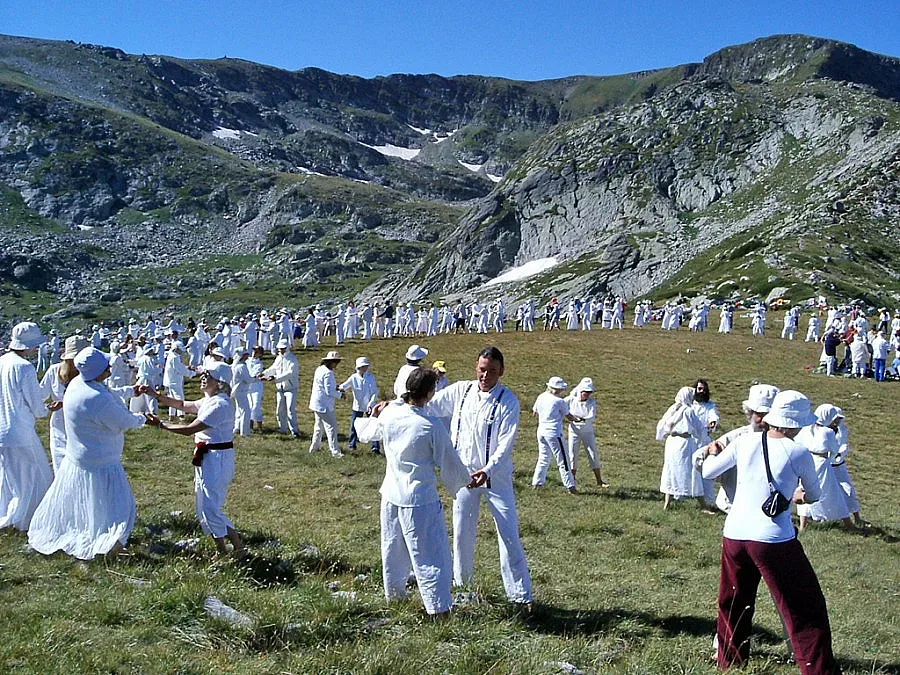 Милиони в танца на Дънов