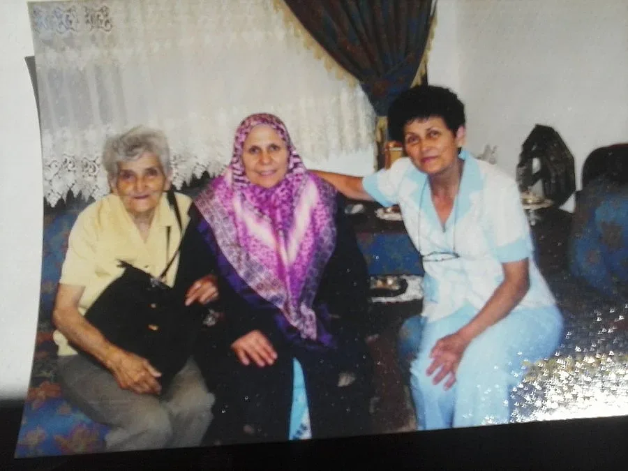 Гледали като богиня акушерката на Кадафи