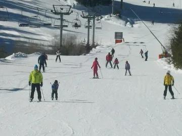 Банкери и клиенти на ски в Банско