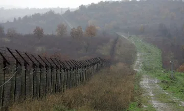 МО наказава 9 военни заради оградата с Турция 