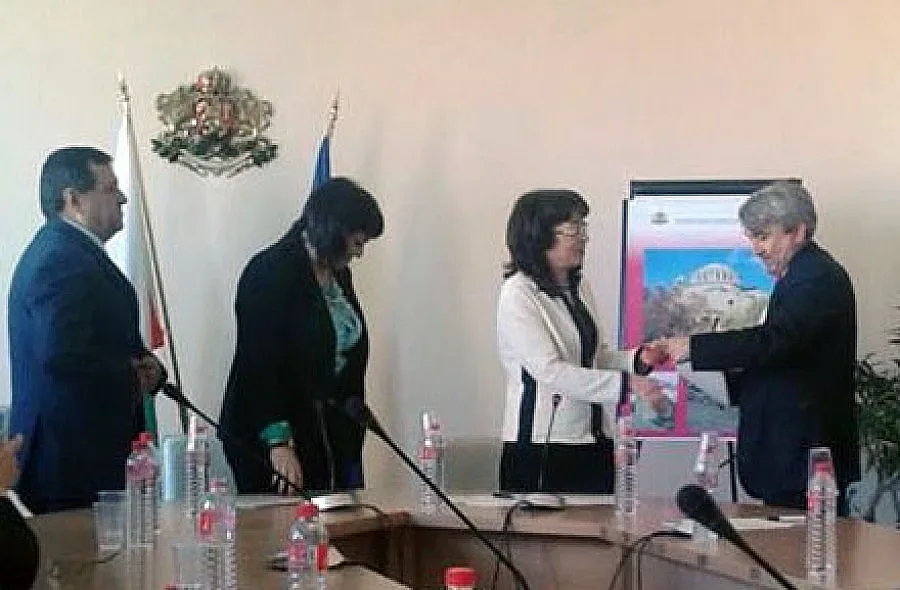 Изграждат защитено жилище в Чернооченско по „Красива България"