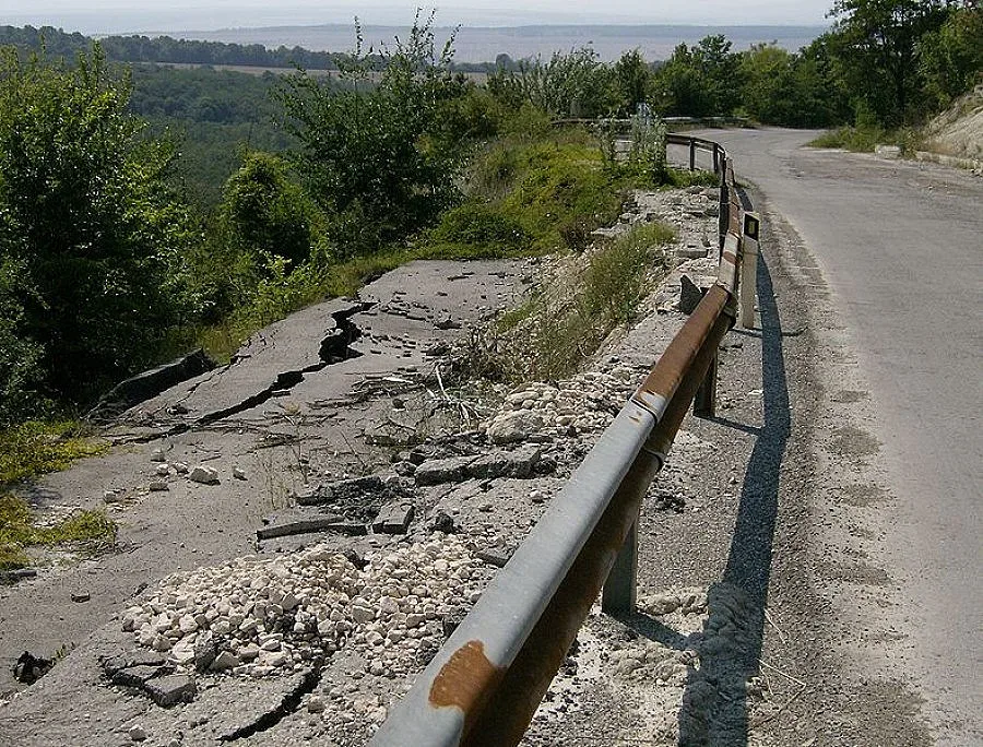 Спасиха 1600 души от опасно свлачище