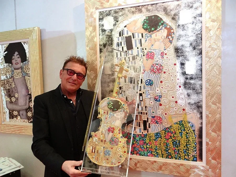 Напудриха Монро със злато и кристали