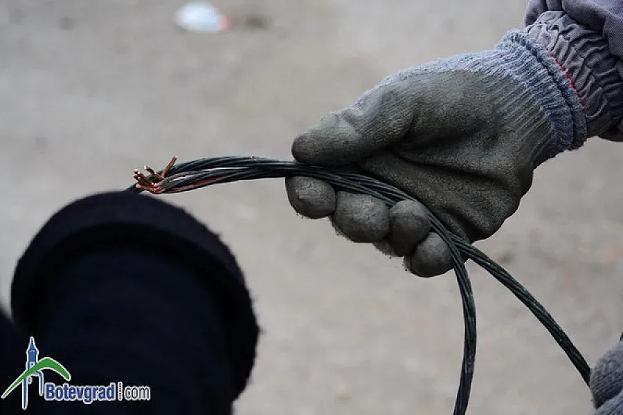 Разследват смъртта на работник