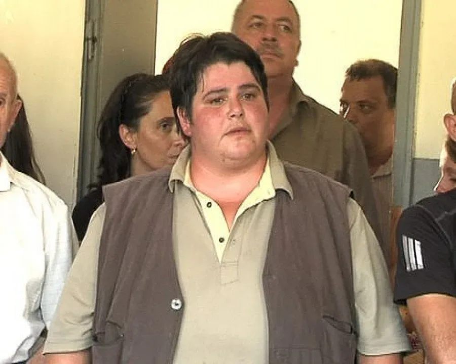 Бивша кметица вае фигури на политици и ги троши