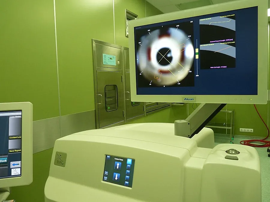 В "Токуда" махат "перде" с лазер