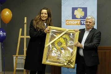 Картина и златна детелина за Сани Жекова от тотото