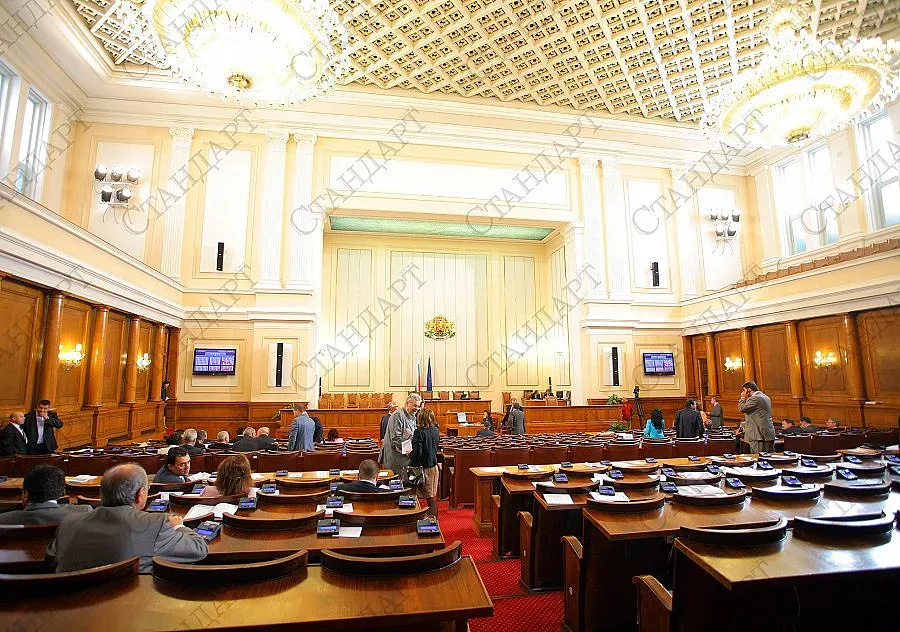 В парламента: Орел, рак и щука заради Украйна