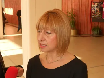 Клисарова: Учителите не харесват програмите