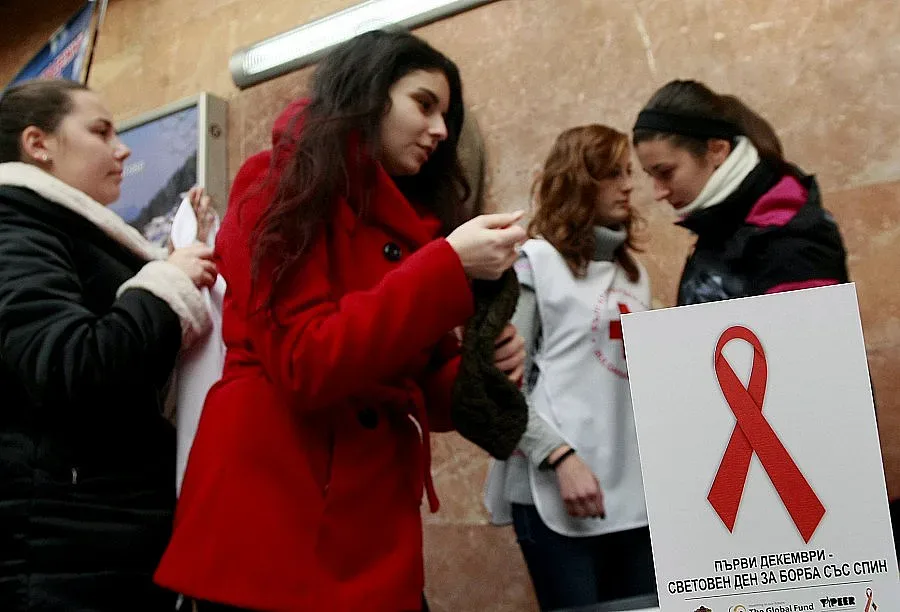 Светът бори СПИН чрез образование