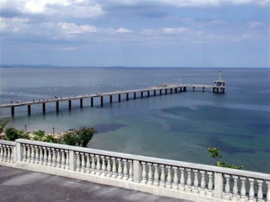 Вандали разбиха асансьор за инвалиди