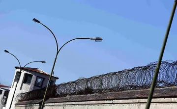 Хьонес ще лежи с убийци и педофили