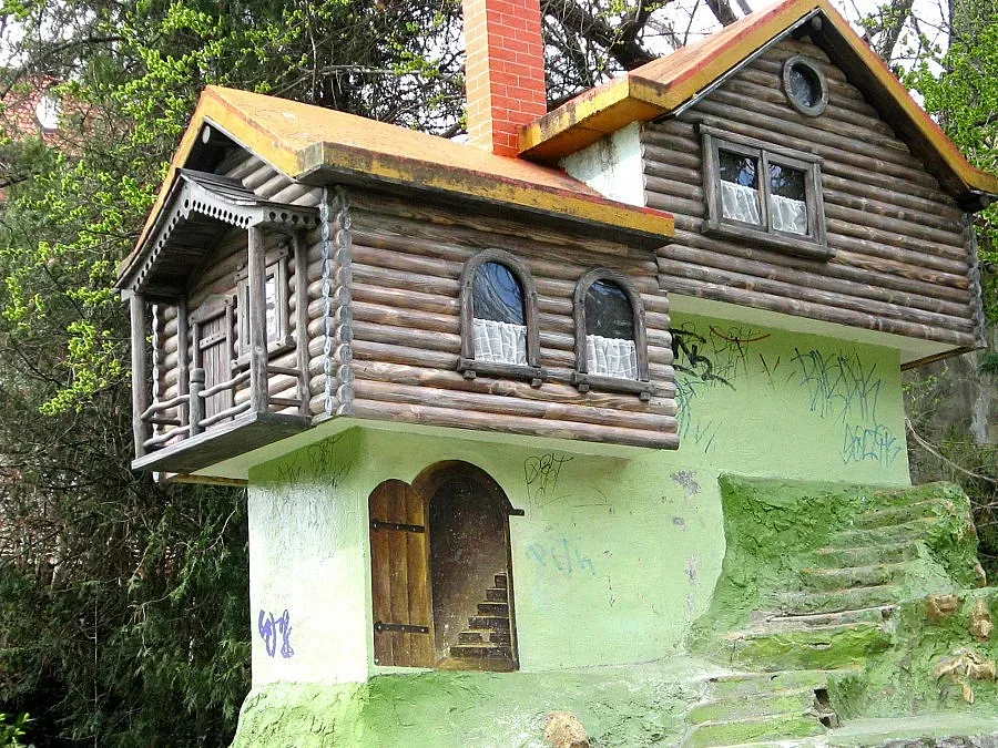 Ремонтират къщата на Баба Яга