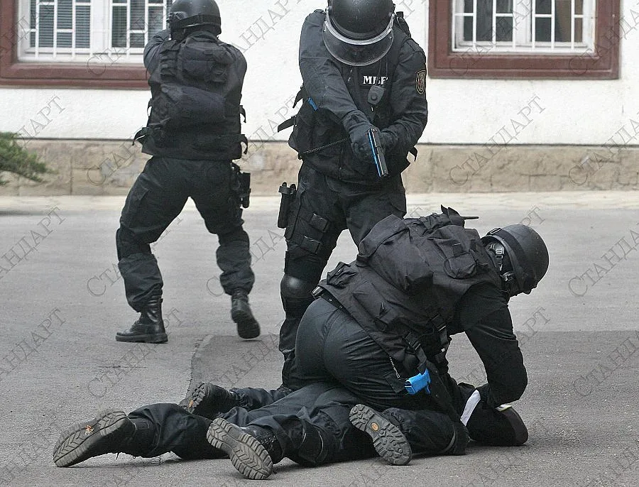 Барети на лов за терористи и министри