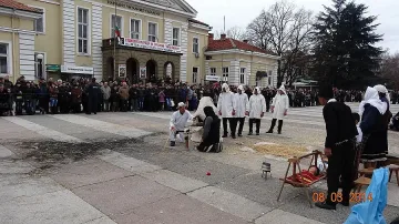 Кукери играят с маски за 5000 лева