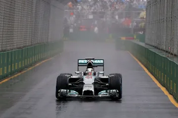 Хамилтън: Болидите се карат трудно на мокро