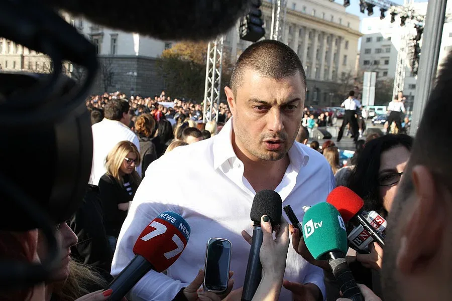 Бареков превзема площадите с Нешка