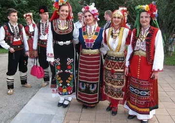 Занаятчии и певици откриха фест в Хасково